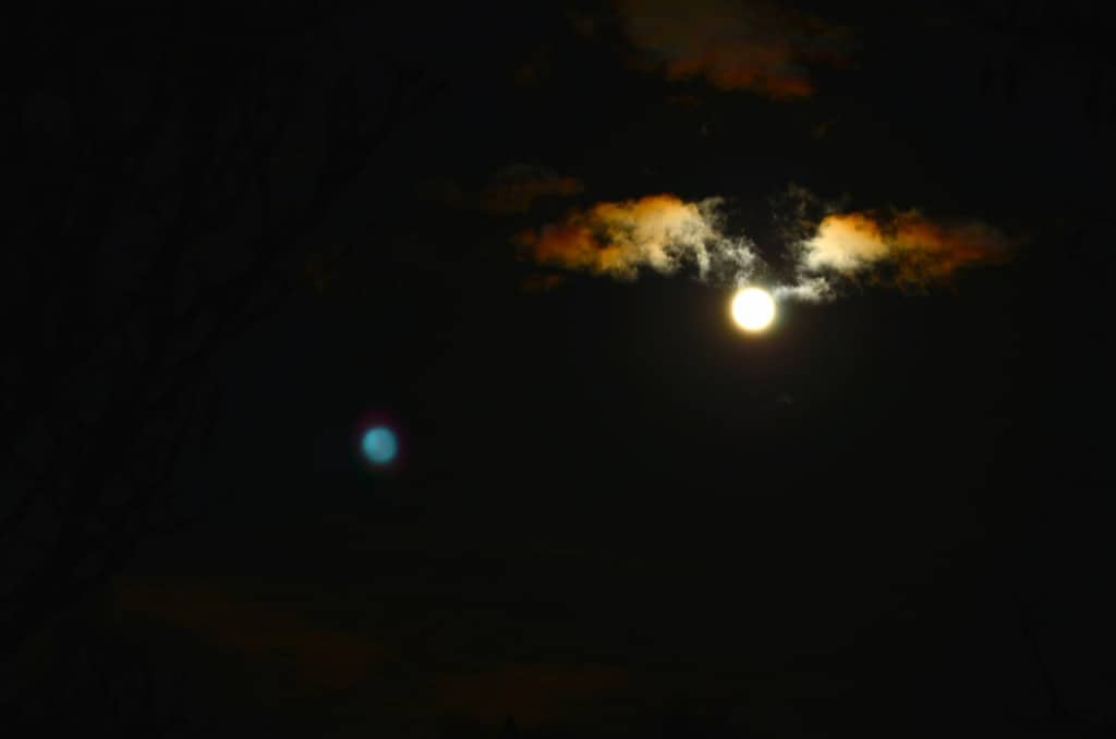 En blå måne verkar följa den ordinarie fullmånen. Undrar var den kommer ifrån.