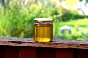Blir honung giftig av uppvärmning? Det här är nyslungad honung direkt från kupan.