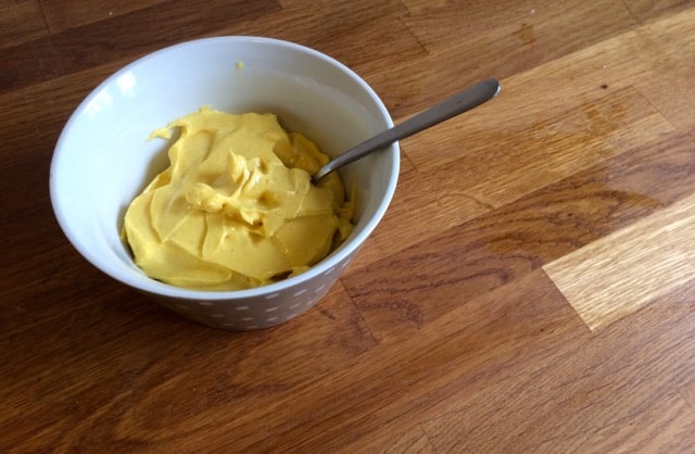 Hemgjord majonäs – om färgen ser ut som currymajonäs så skyller jag på hönorna. Nu när det går ute hela dagarna är gulorna extremt gula.