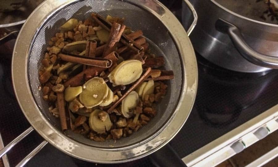 Varje kok resulterar i ett halvkilo urkokta kryddor – och efter ett par veckor med dagliga kok har komposten fått en ny karaktär.